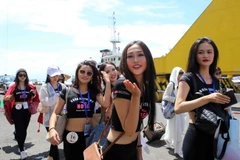 Du khách hào hứng khi đến tham quan thành phố Đà Nẵng. (Ảnh: Trần Lê Lâm/Vietnam+)