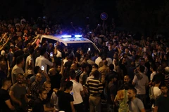 Người Palestine phong tỏa xe của cảnh sát Israel bên ngoài cổng Lion, một lối vào đền thờ Hồi giáo Al-Aqsa ngày 22/7. (Nguồn: AFP/TTXVN)