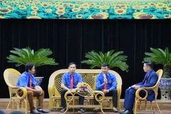 Giao lưu và đối thoại về khởi nghiệp với các gương thanh niên làm kinh tế giỏi. (Ảnh: Diệp Anh/TTXVN)