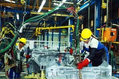 Công nhân lắp ráp ôtô tại Nhà máy ô tô Hyundai Thành Công Việt Nam. (Ảnh: Thống Nhất/TTXVN)