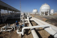 Nhân viên Iraq kiểm tra đường ống dẫn dầu tại giếng dầu Bai Hassan ở thành phố Kirkuk, miền bắc Iraq ngày 19/10. (Nguồn: AFP/ TTXVN)