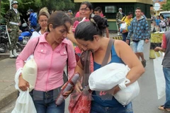 Người dân Venezuela sang mua sắm hàng hóa tại Cucuta, Colombia. (Nguồn: EPA/TTXVN)