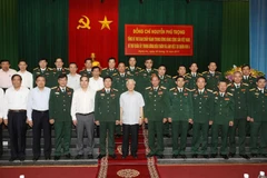 Tổng Bí thư Nguyễn Phú Trọng và các đại biểu chụp ảnh chung với cán bộ, chỉ huy Bộ Tư lệnh Quân khu 4. (Ảnh: Trí Dũng/TTXVN)