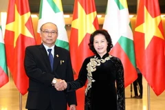 Chủ tịch Quốc hội Nguyễn Thị Kim Ngân đón Chủ tịch Thượng viện Myanmar Mahn Win Khaing Than. (Ảnh: Trọng Đức/TTXVN)