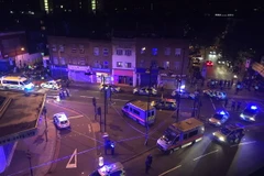 Lực lượng cứu hộ và cảnh sát được triển khai tại hiện trường vụ đâm xe. (Nguồn: Daily Star/TTXVN)