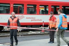 Các nhân viên cứu hộ tại hiện trường vụ tai nạn ở ga tàu Andermatt. (Nguồn: EPA)