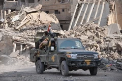 Các lực lượng ủng hộ Chính phủ Syria trong chiến dịch truy quét IS tại Deir Ezzor ngày 4/11. (Nguồn: AFP/TTXVN)