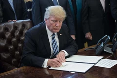 Tổng thống Mỹ Donald Trump ký một sắc lệnh tại Washington, DC ngày 13/3. (Nguồn: AFP/TTXVN)