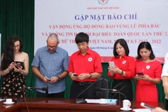 Các đại biểu nhắn tin ủng tại buổi lễ phát động. (Ảnh: Quý Trung/TTXVN)