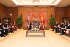 Chủ tịch Quốc hội Nguyễn Thị Kim Ngân tiếp Chủ tịch Quốc hội Vương quốc Campuchia Heng Samrin. (Ảnh: Trọng Đức/TTXVN) 