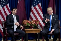 Quốc vương Qatar Sheikh Tamim bin Hamad al-Thani (trái) và Tổng thống Mỹ Donald Trump. (Nguồn: AFP/TTXVN)