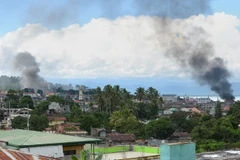 Khói bốc lên từ các địa điểm của phiến quân bị không kích ở Marawi ngày 26/6. (Nguồn: AFP/TTXVN)