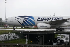 Chiếc máy bay Airbus A330 của hãng hàng không EgyptAir đáp xuống sân bay Roissy (Pháp), chỉ vài giờ sau khi chuyến bay MS804 biến mất khỏi màn hình radar ngày 19/5/2016. (Nguồn: AFP/TTXVN)