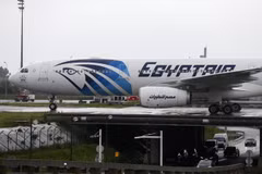 Chiếc máy bay Airbus A330 của hãng hàng không EgyptAir đáp xuống sân bay Roissy (Pháp), chỉ vài giờ sau khi chuyến bay MS804 biến mất khỏi màn hình radar ngày 19/5/2016. (Nguồn: AFP/TTXVN)