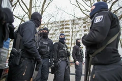 Cảnh sát phong tỏa bên ngoài một tòa nhà ở Berlin trong chiến dịch truy quét khủng bố ngày 28/2. (Nguồn: EPA/TTXVN)