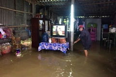 Nhiều khu dân cư ở vùng trũng huyện Quảng Điền bị cô lập trong lũ. (Ảnh: Hồ Cầu/TTXVN)