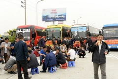 Các xe khách xếp hàng trước trạm thu phí Pháp Vân phản đối lệnh điều chuyển của Sở Giao thông Vận tải Hà Nội ngày 28/2. (Ảnh: TTXVN)