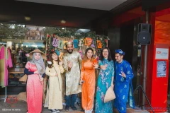 Các bạn sinh viên quốc tế hào hứng mặc thử áo truyền thống Việt Nam. (Nguồn: LAVISA) 