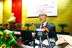 Giáo sư Hisao Tsukamoto thuyết trình về Cải cách hành chính chính quyền Trung ương Nhật Bản. (Ảnh: An Đăng/TTXVN)