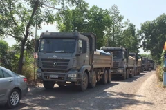 Từng đoàn xe tải ben chở đá phá nát đường dân sinh. (Ảnh: Sỹ Tuyên/TTXVN)