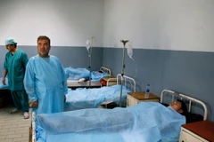  Các nạn nhân bị thương trong vụ đánh bom liều chết được điều trị tại bệnh viện ở Kabul ngày 1/3. (Nguồn: EPA/TTXVN)