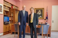 Đại sứ Ngô Hướng Nam và Chủ tịch Thượng viện Stephen Parry. (Ảnh Đại sứ quán Việt Nam tại Australia)
