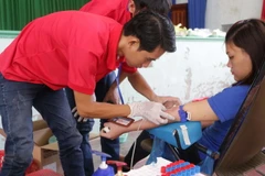 Sinh viên trường Đại học Bạc Liêu tham gia hiến máu tình nguyện. (Ảnh: Như Bình/TTXVN)