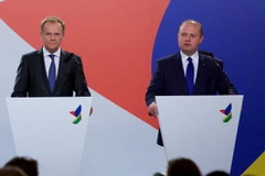 Chủ tịch Hội đồng châu Âu Donald Tusk (trái) và Thủ tướng Malta Joseph Muscat. (Nguồn: THX/TTXVN)