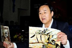 Giáo sư Nguyễn Lân Hùng hướng dân nông dân nuôi nhím. (Ảnh: Internet).