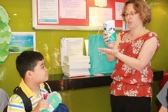 Song Anh nhận giải thưởng từ cô Joanna Adkin, Giáo viên phụ trách Chương trình tiếng Anh trẻ em tại Hội đồng Anh. (Ảnh: Hội đồng Anh)