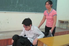 Thí sinh khuyết tật dự thi tại Học viện Bưu chính Viễn thông năm 2011. (Ảnh: Phạm Mai/Vietnam+)