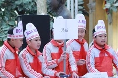 Các em học sinh thử sức với các trò chơi trong Ngày hội ViOlympic. (Ảnh: Phạm Mai/Vietnam+)