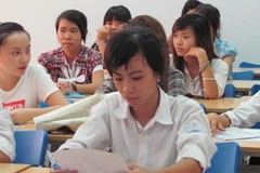 Thí sinh nghe phổ biến quy chế thi tại Đại học Hà Nội. (Ảnh: Phạm Mai/Vietnam+).
