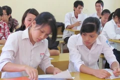 Thí sinh làm thủ tục dự thi tại Hội đồng thi Học viện Bưu chính Viễn thông. (Ảnh: Phạm Mai/Vietnam+).