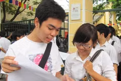 Thí sinh hội đồng thi trường Trung học phổ thông Việt Đức cười tươi vì làm tốt bài thi môn hóa. (Ảnh: Phạm Mai/Vietnam+).