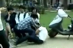 Hình ảnh video clip nữ sinh đánh nhau được tung lên mạng internet.