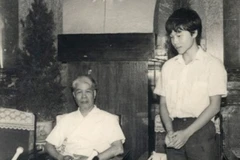 Ngô Bảo Châu báo cáo thành tích với nguyên Thủ tướng Đỗ Mười sau khi đạt Huy chương vàng Olympic Toán quốc tế. (Ảnh: Internet).