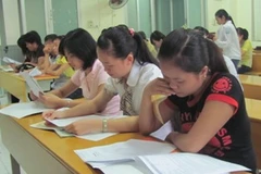 Thí sinh căng thẳng trước môn thi đầu tiên. (Ảnh: Phạm Mai/Vietnam+)