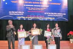 Ban tổ chức trao chứng nhận và quà cho các giáo viên đạt giải nhất của cuộc thi. (Ảnh: Phạm Mai/Vietnam+).