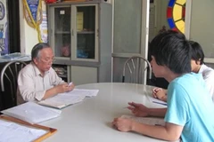 Thí sinh nộp hồ sơ đăng ký dự thi đại học. (Ảnh: Phạm Mai/Vietnam+)