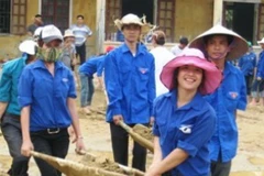 Thanh niên chung tay khắc phục hậu quả lũ lụt tại huyện Vũ Quang, Hà Tĩnh. (Ảnh: Tỉnh đoàn Hà Tĩnh).
