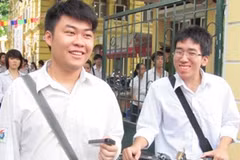 Thí sinh điểm thi trường Trung học phổ thông Việt Đức, Hà Nội, cười rạng rỡ sau buổi thi môn ngoại ngữ. (Ảnh: Phạm Mai/Vietnam+).
