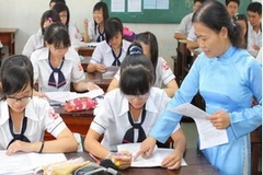 Hướng dẫn học sinh làm hồ sơ đăng ký dự thi đại học, cao đẳng. (Ảnh: Phương Vy/TTXVN)