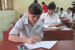 Thí sinh điểm thi trường Trung học phổ thông Quang Trung, Hà Đông trong buổi thi môn văn. (Ảnh: Phạm Mai/Vietnam+)
