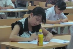 Thí sinh dự thi môn Văn tại Học viện Hành chính Quốc gia. (Ảnh: Phạm Mai/Vietnam+)