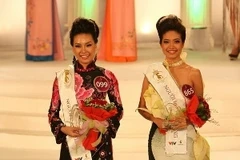 Phạm Thị Thùy Linh (bên trái) đã bị thu hồi danh hiệu Người đẹp áo dài. (Ảnh: Mai Anh/Vietnam+).