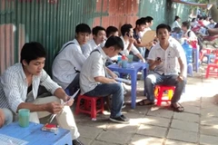 Đắt khách, quán nước ngày thi chỉ cần nhiều ghế. (Ảnh: Tâm Tâm/Vietnam+) 