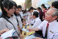 TS Trần Thế Hoàng, Đại học Kinh tế Thành phố Hồ Chí Minh tư vấn cho học sinh Tiền Giang. (Ảnh: Tuổi trẻ)