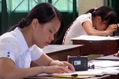 Thí sinh khiếm thị làm bài thi trong kỳ thi tuyển sinh đại học, cao đẳng. (Ảnh: Internet).