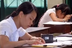 Thí sinh khiếm thị làm bài thi trong kỳ thi tuyển sinh đại học, cao đẳng. (Ảnh: Internet).